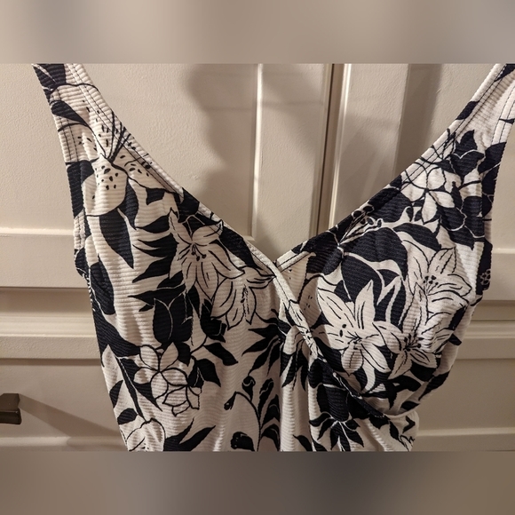 𝅺💰2/$20 VINTAGE One piece black and white ruched bathing suit - Picture 2 of 7